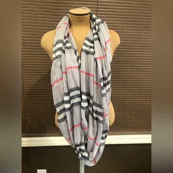 ✨Host Pick ✨ Gray Plaid Infinity Loop Scarf - Picture 2 of 5